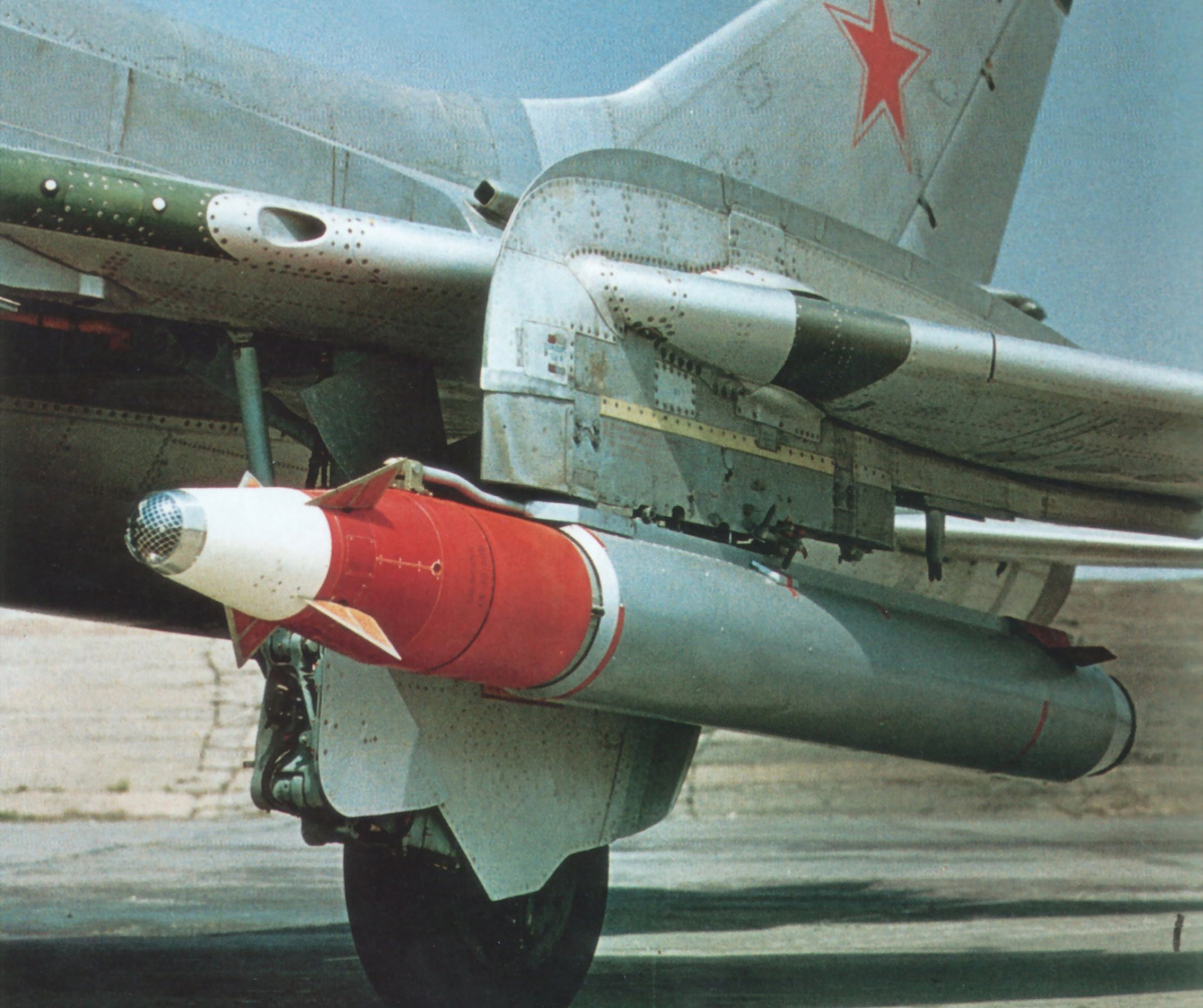 Russian MRLS: Grad, Uragan, Smerch, Tornado-G/S - Page 10 S-25L-pod-krylom-Su-17M4.